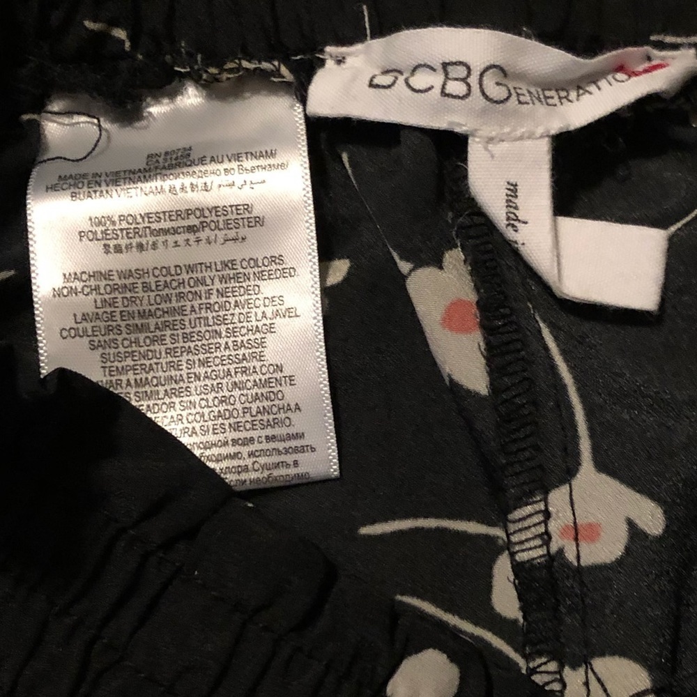 ⭐️ BCBGeneration Floral Shorts - Picture 4 of 4